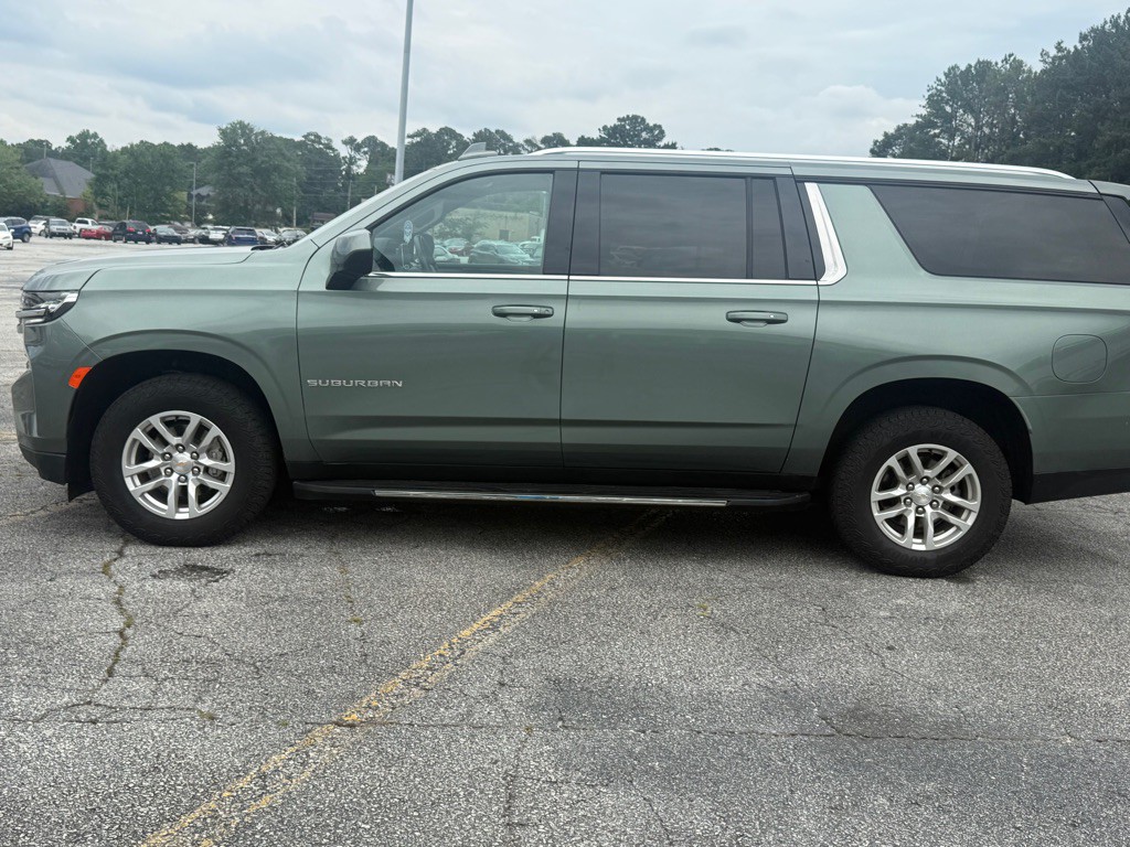 2023 Chevrolet Suburban Image 2