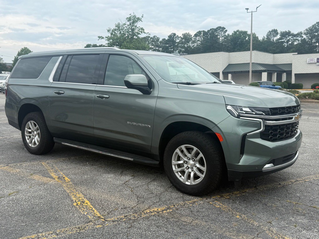 2023 Chevrolet Suburban Image 3