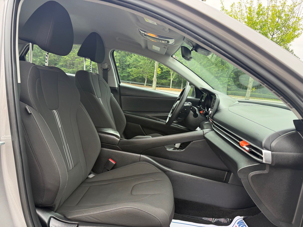 2022 Hyundai Elantra Image 8