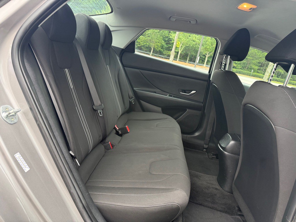 2022 Hyundai Elantra Image 9