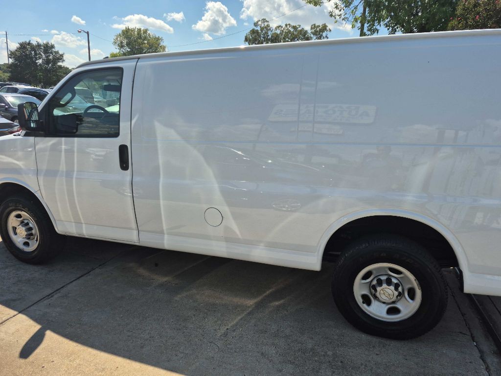 2021 Chevrolet Express Image 10