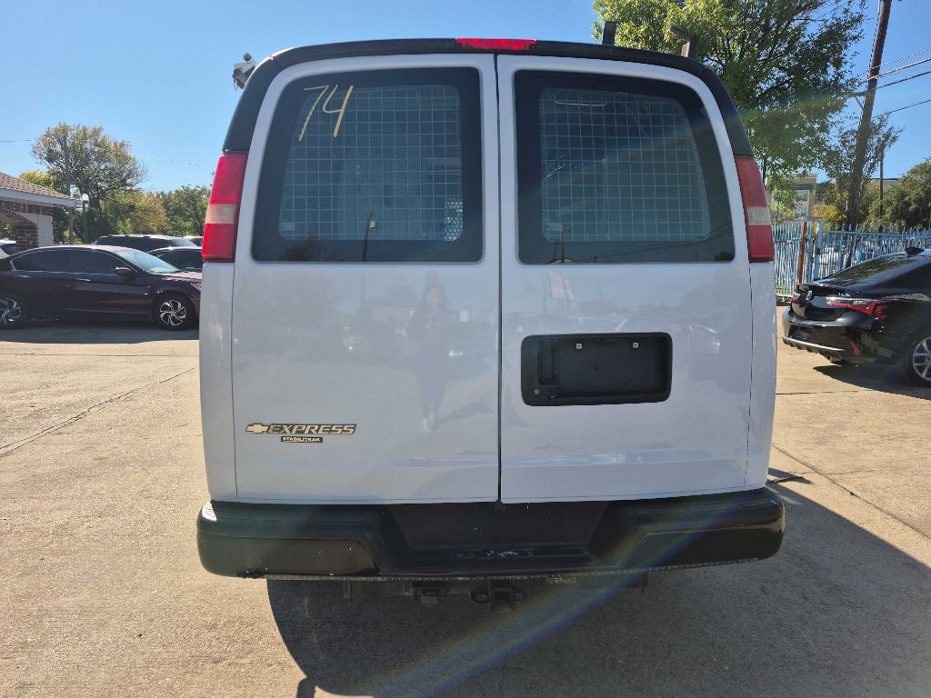 2015 Chevrolet Express Image 3