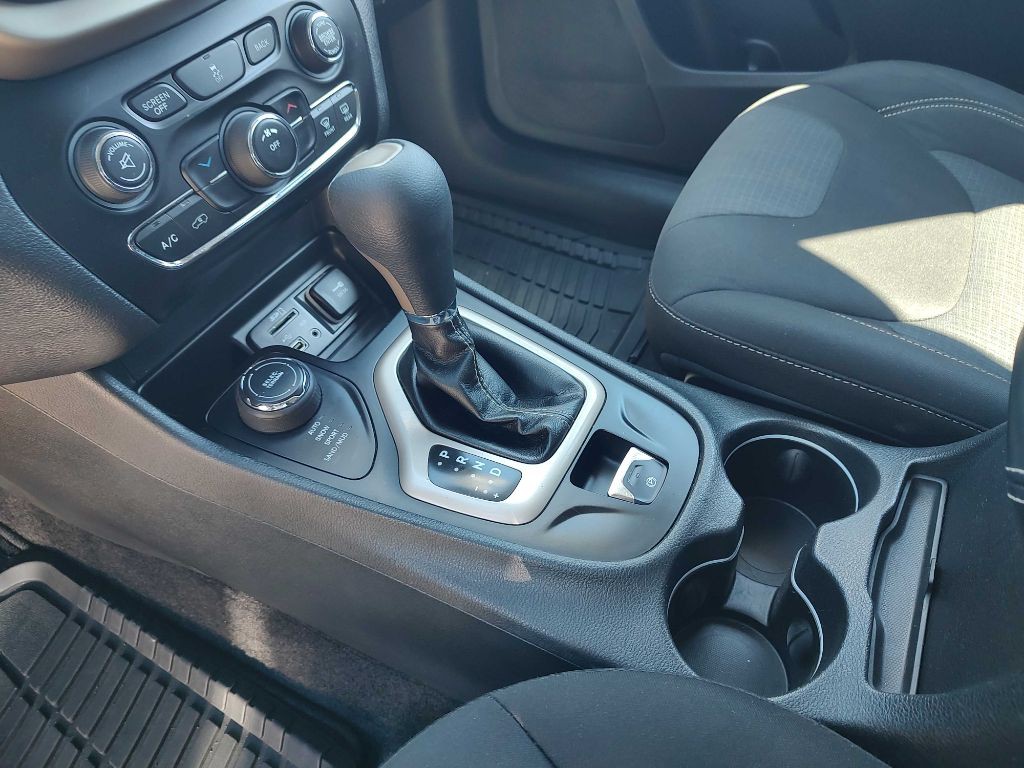 2015 Jeep Cherokee Image 12