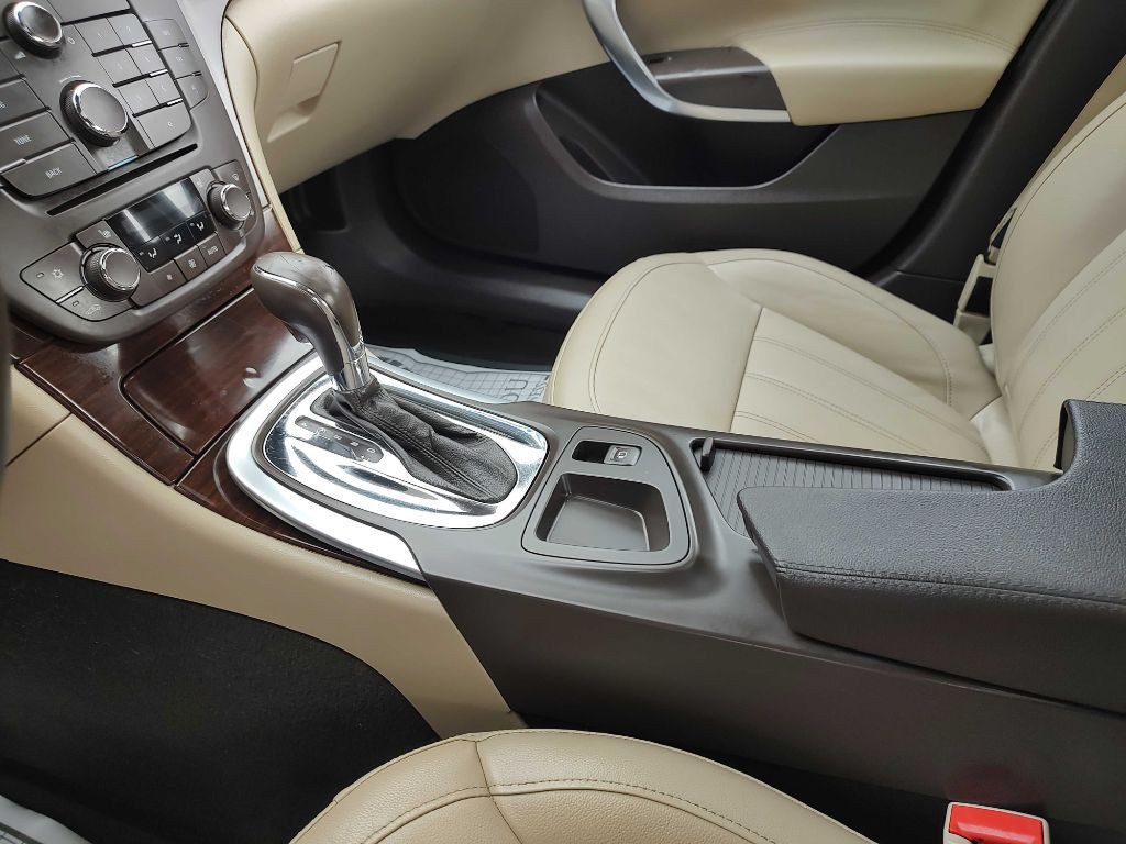 2011 Buick Regal Image 9