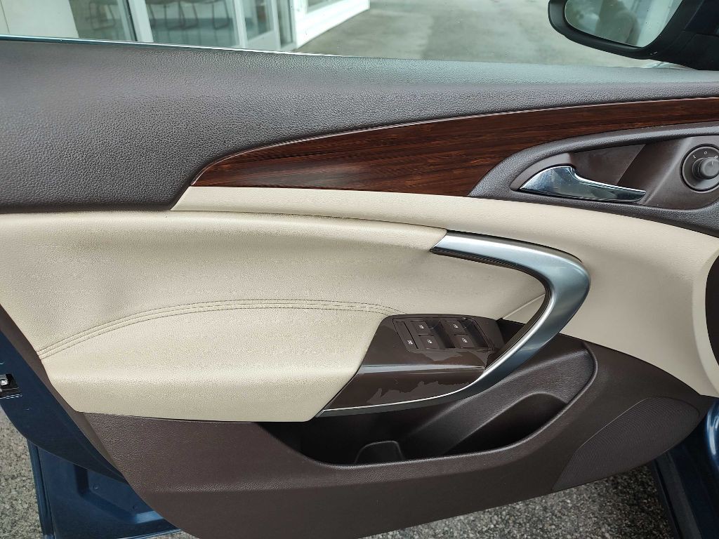 2011 Buick Regal Image 12