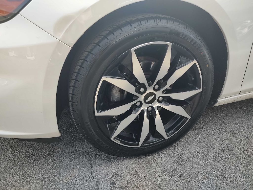 2016 Chevrolet Malibu Image 2