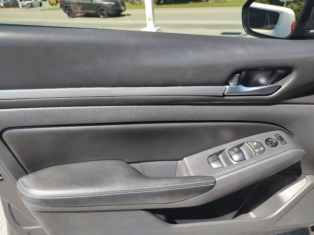 2022 Nissan Altima Image 12