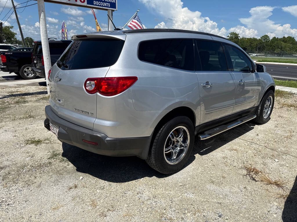 2010 Chevrolet Traverse Image 3