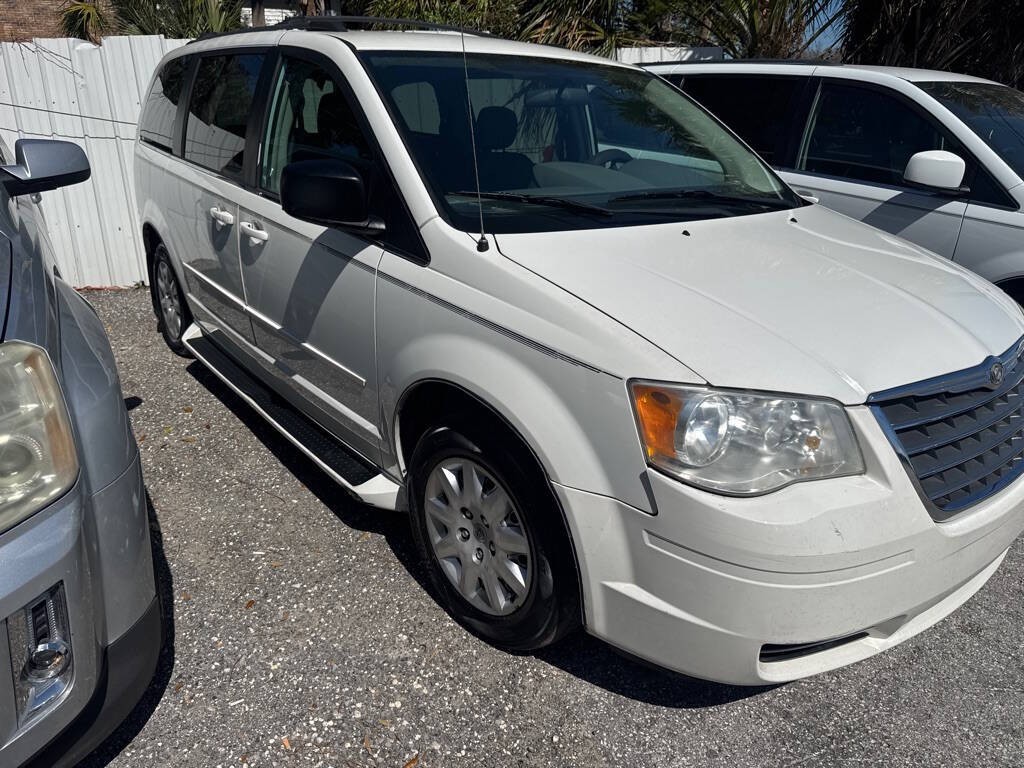 2010 Chrysler Town & Country Image 2