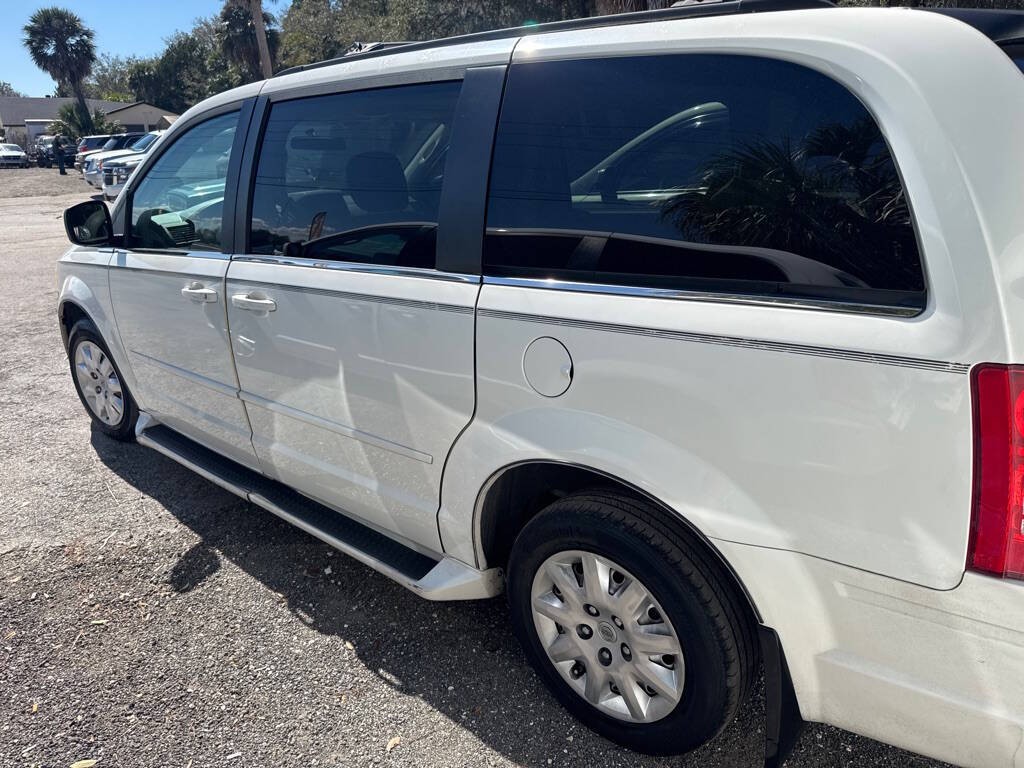 2010 Chrysler Town & Country Image 3