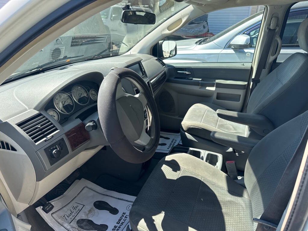 2010 Chrysler Town & Country Image 5