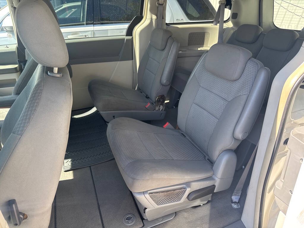 2010 Chrysler Town & Country Image 6