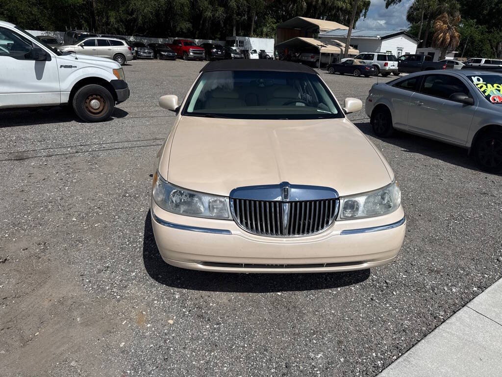1998 Lincoln Town Car Image 2