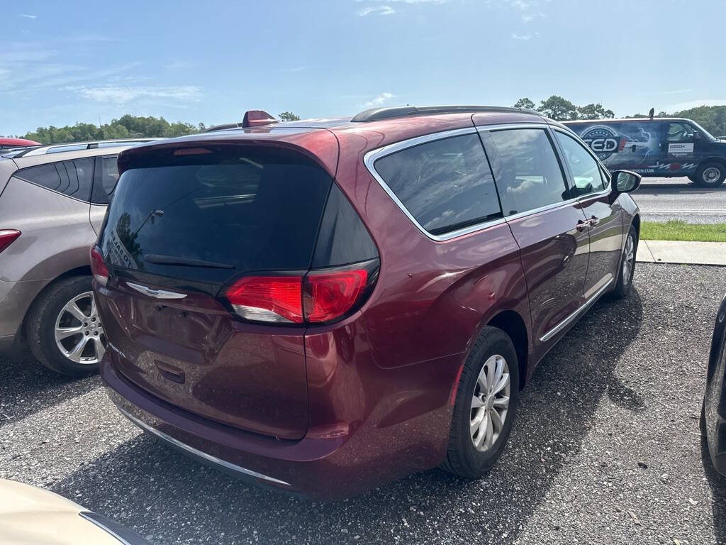 2017 Chrysler Pacifica Image 3