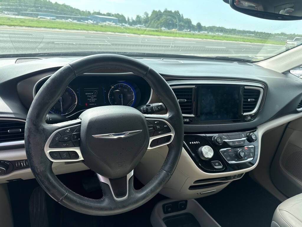 2017 Chrysler Pacifica Image 6