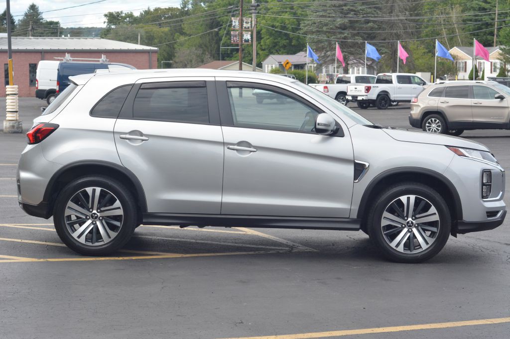 2021 Mitsubishi Outlander Image 3