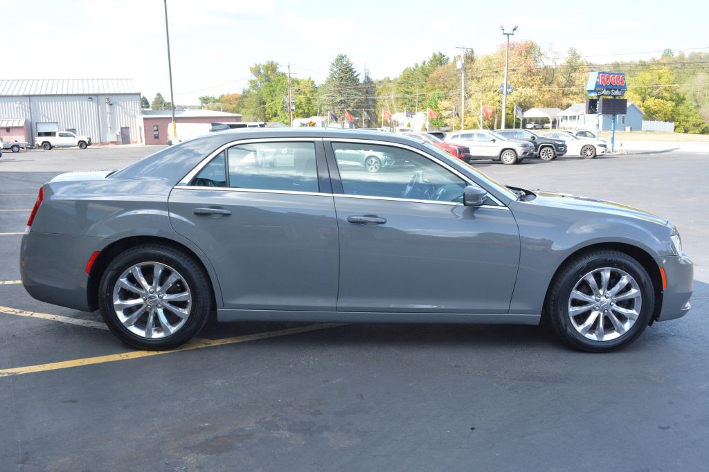 2019 Chrysler 300 Image 3