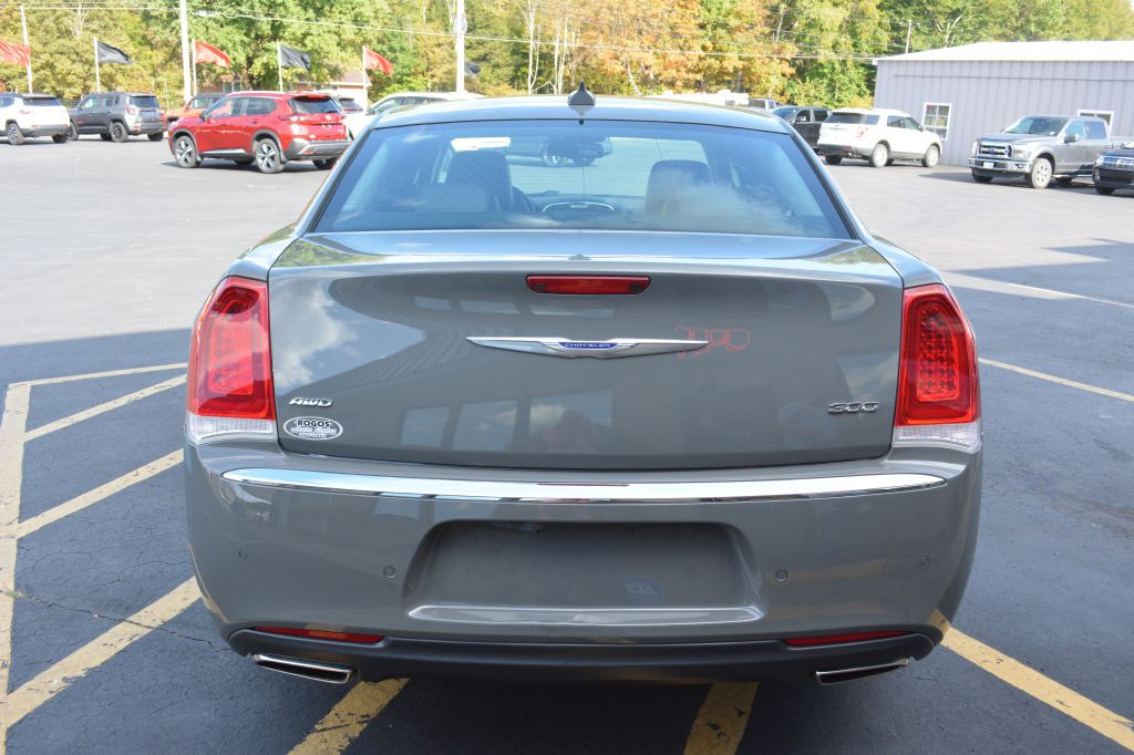 2019 Chrysler 300 Image 4