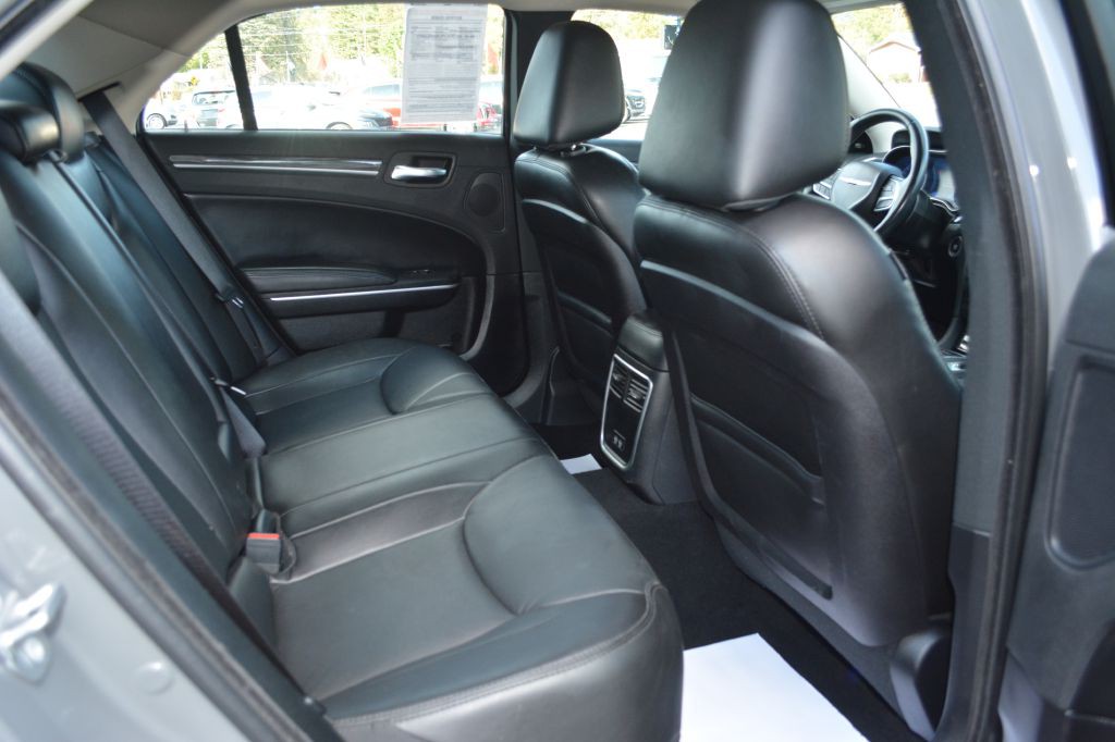 2019 Chrysler 300 Image 9