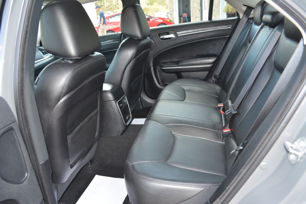 2019 Chrysler 300 Image 11