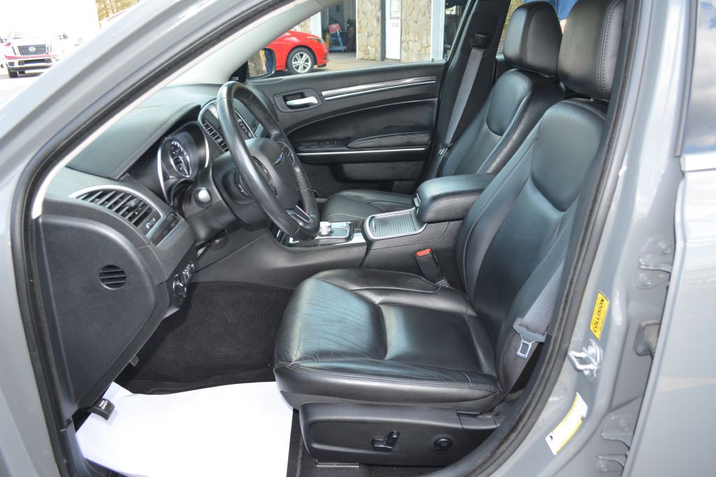 2019 Chrysler 300 Image 12