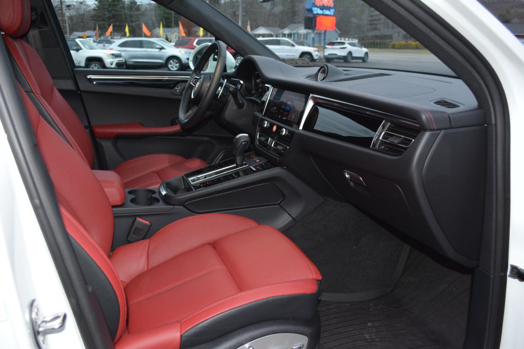 2025 Porsche Macan Image 9