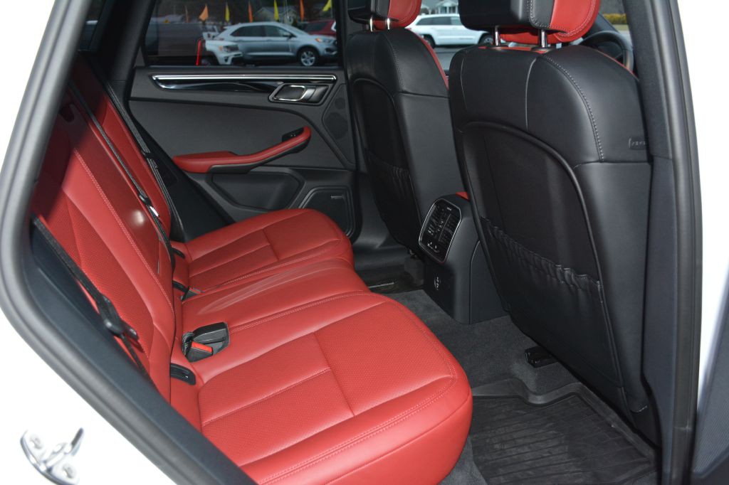 2025 Porsche Macan Image 10