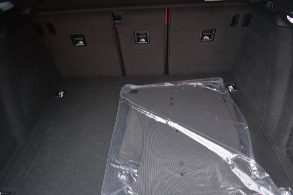 2025 Porsche Macan Image 11