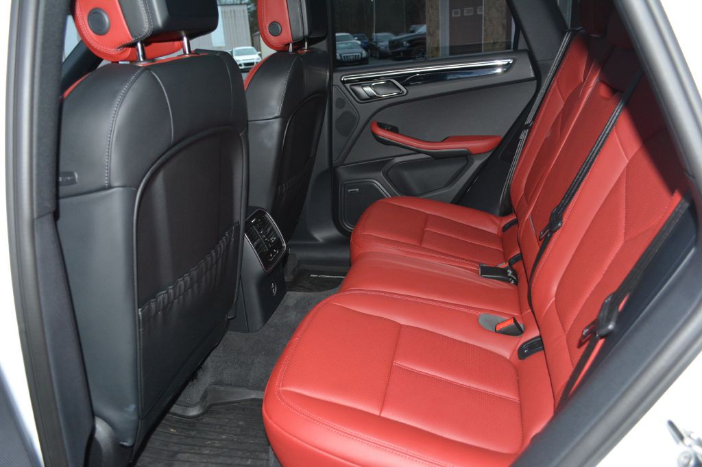 2025 Porsche Macan Image 12