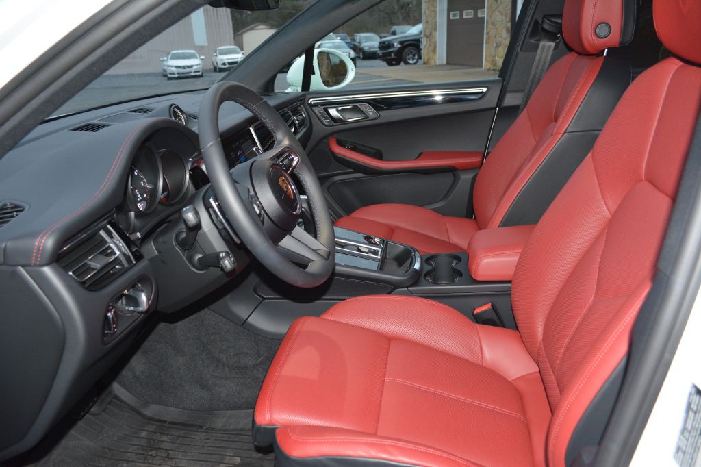 2025 Porsche Macan Image 13