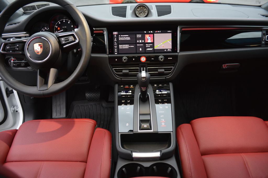 2025 Porsche Macan Image 16