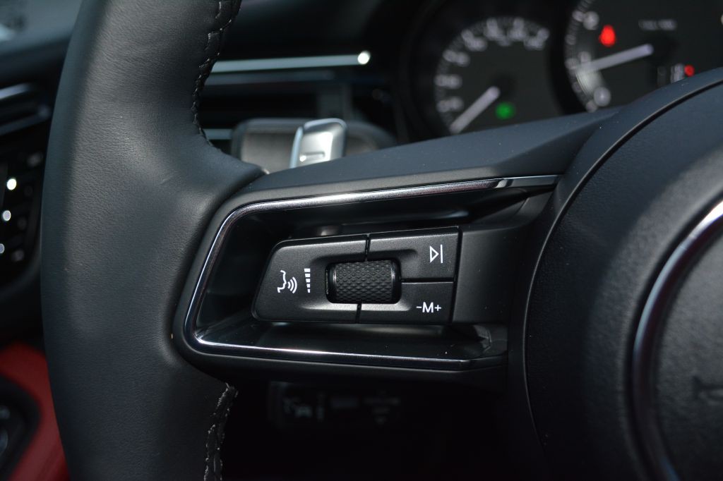 2025 Porsche Macan Image 18