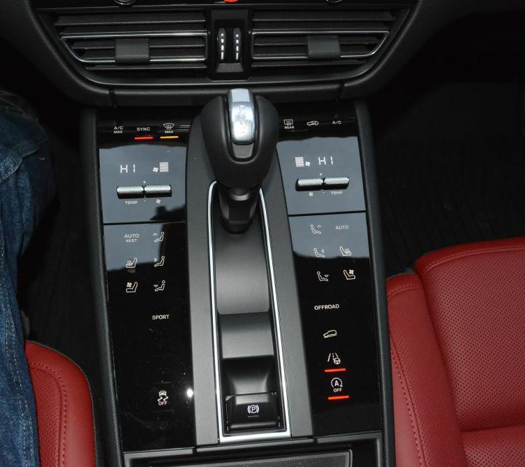 2025 Porsche Macan Image 24