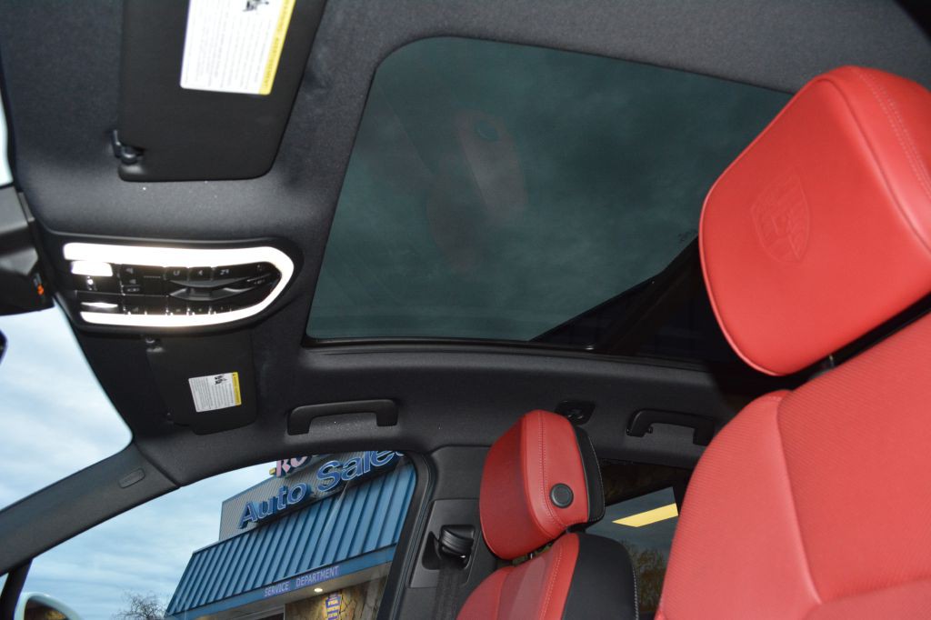 2025 Porsche Macan Image 25