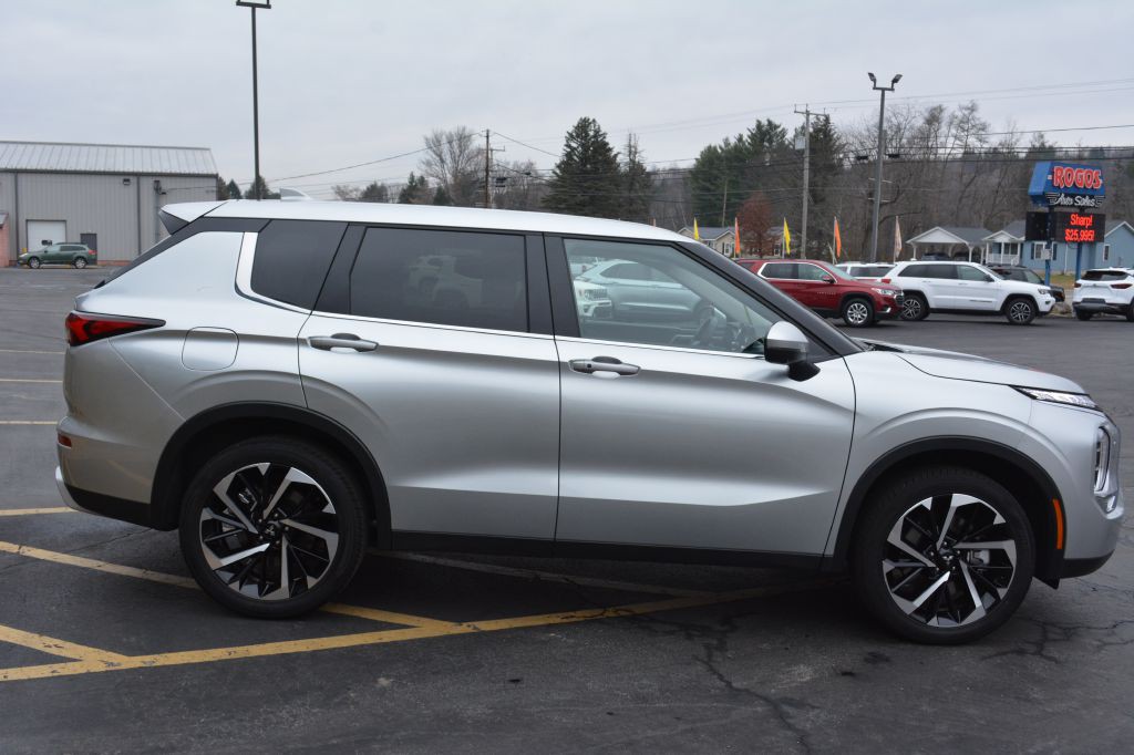 2024 Mitsubishi Outlander Image 3