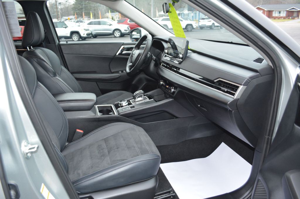 2024 Mitsubishi Outlander Image 8