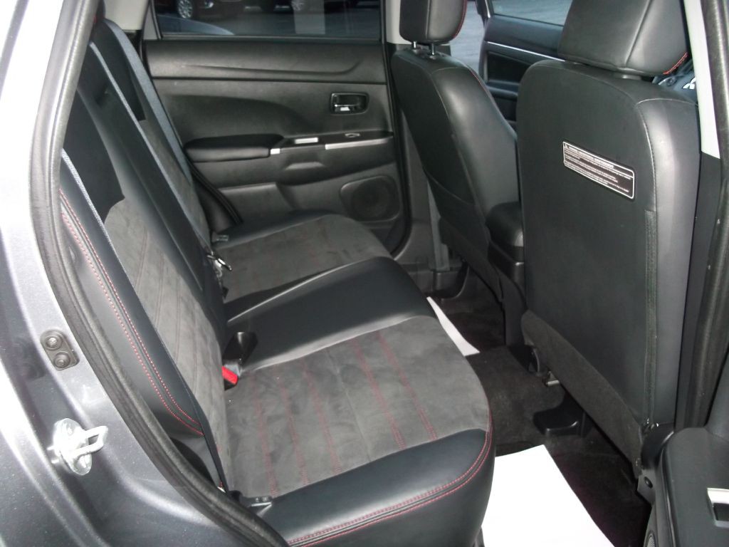 2018 Mitsubishi Outlander Image 9