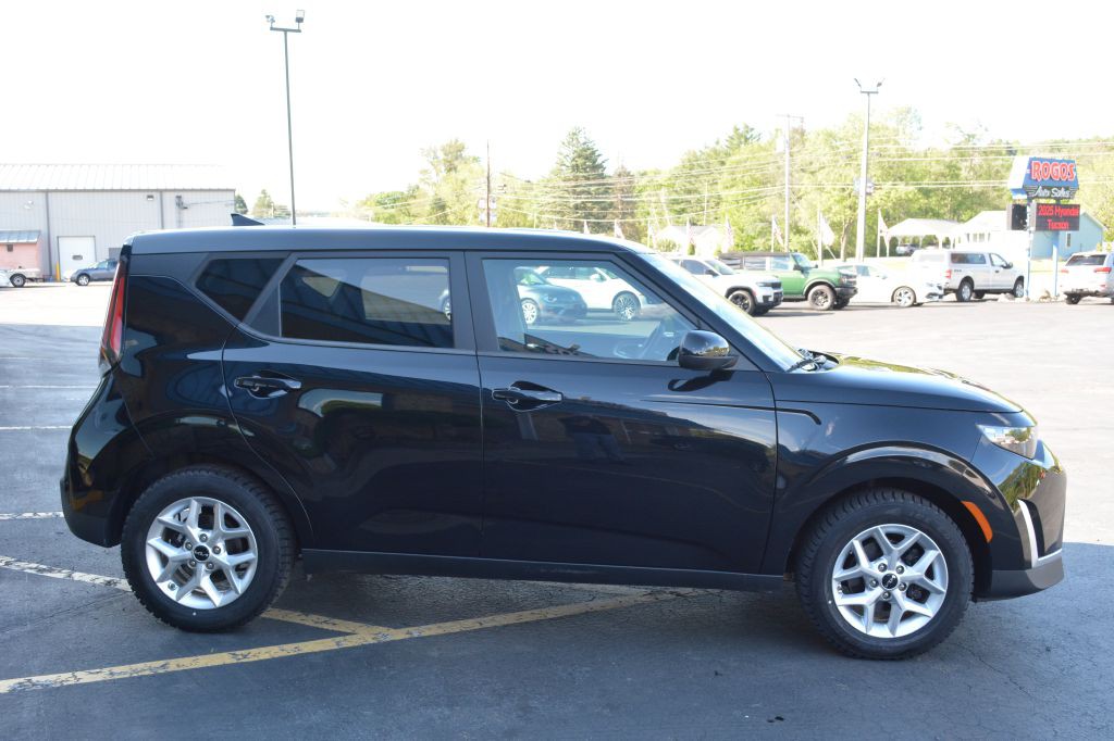 2023 Kia Soul Image 3