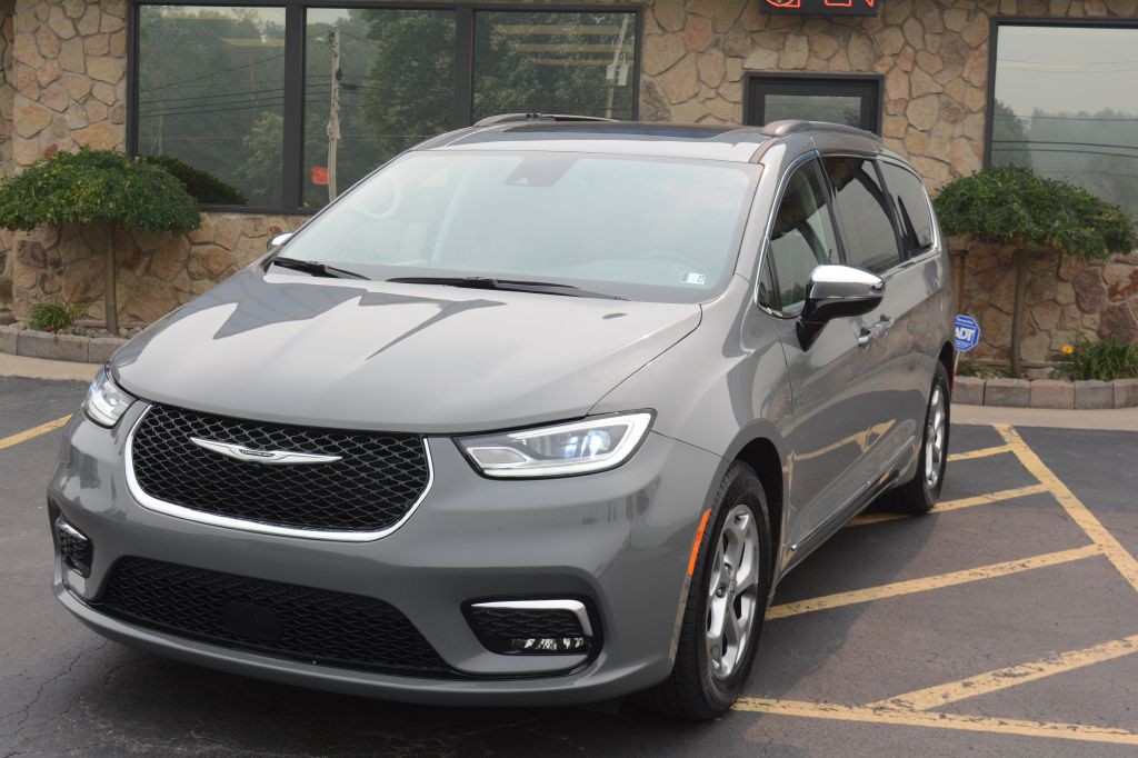 2023 Chrysler Pacifica Image 1