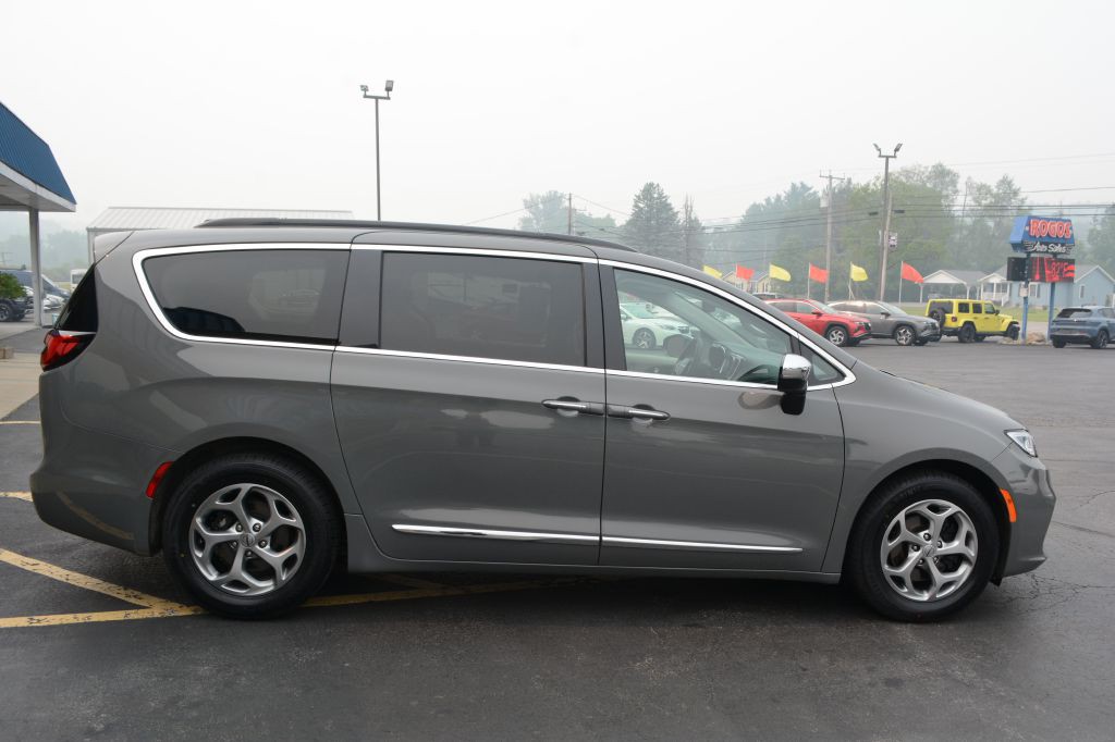 2023 Chrysler Pacifica Image 3