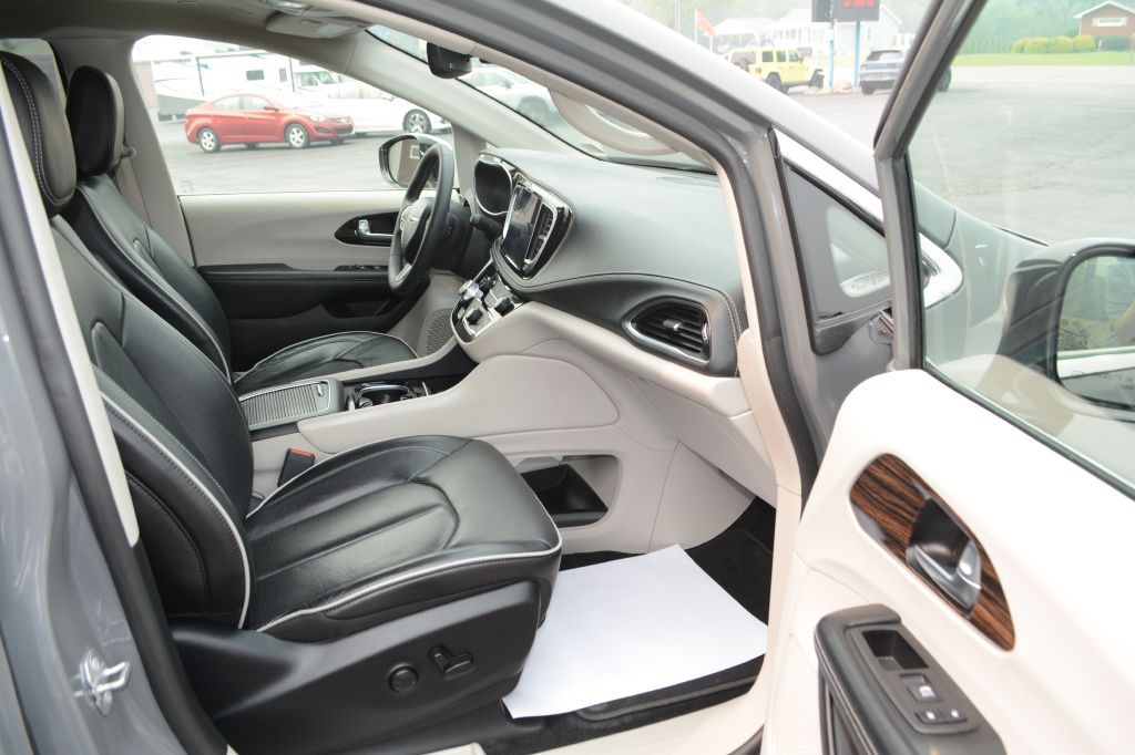 2023 Chrysler Pacifica Image 8