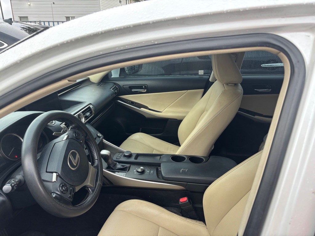 2016 Lexus IS 200t Image 5