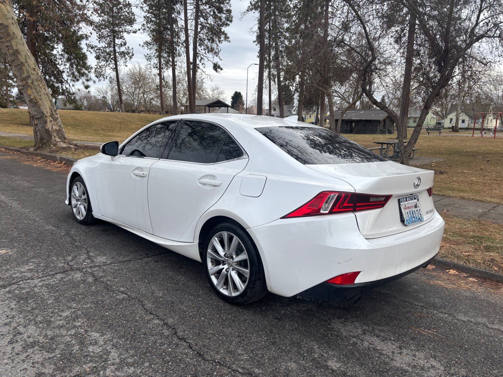 2016 Lexus IS 200t Image 8