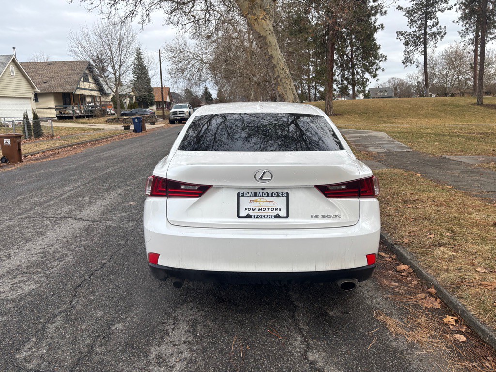 2016 Lexus IS 200t Image 9
