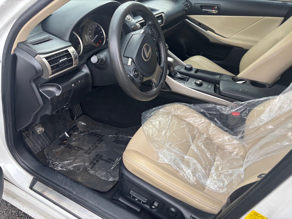 2016 Lexus IS 200t Image 13