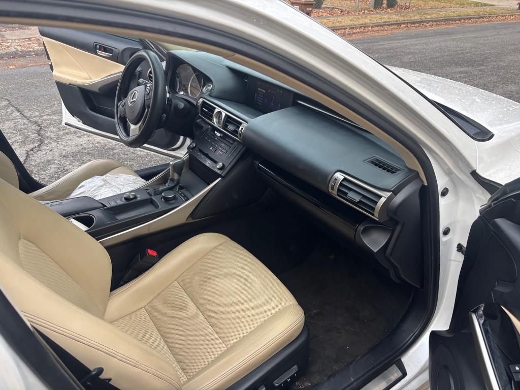 2016 Lexus IS 200t Image 14