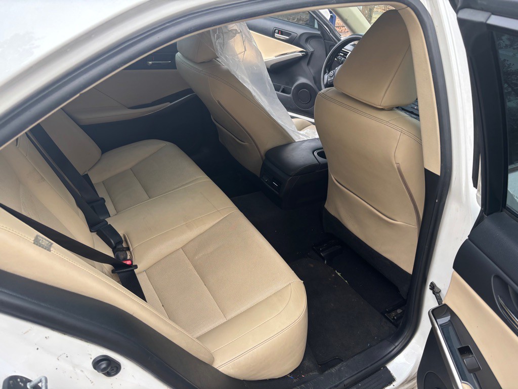2016 Lexus IS 200t Image 15