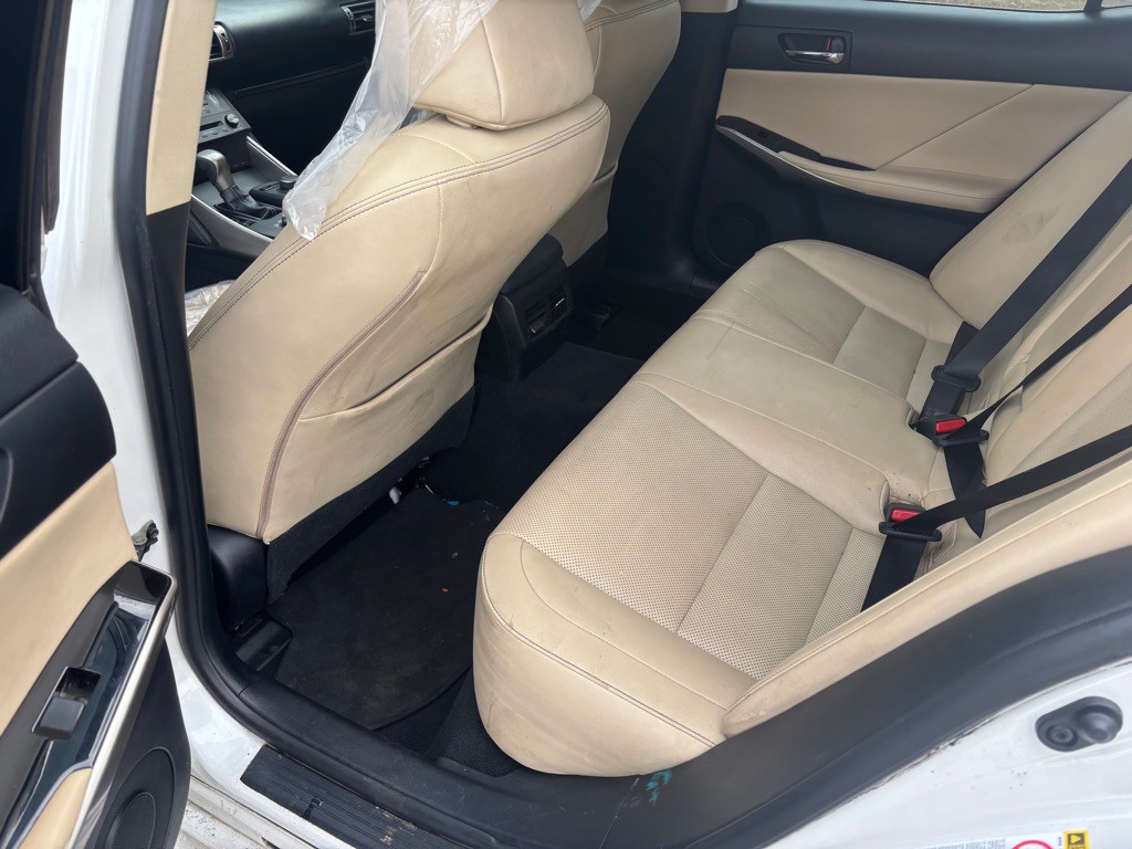 2016 Lexus IS 200t Image 16