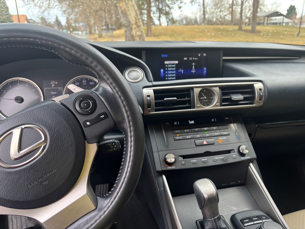 2016 Lexus IS 200t Image 18