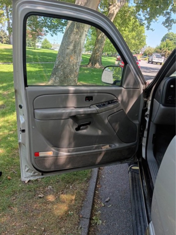 2005 GMC Yukon Image 10